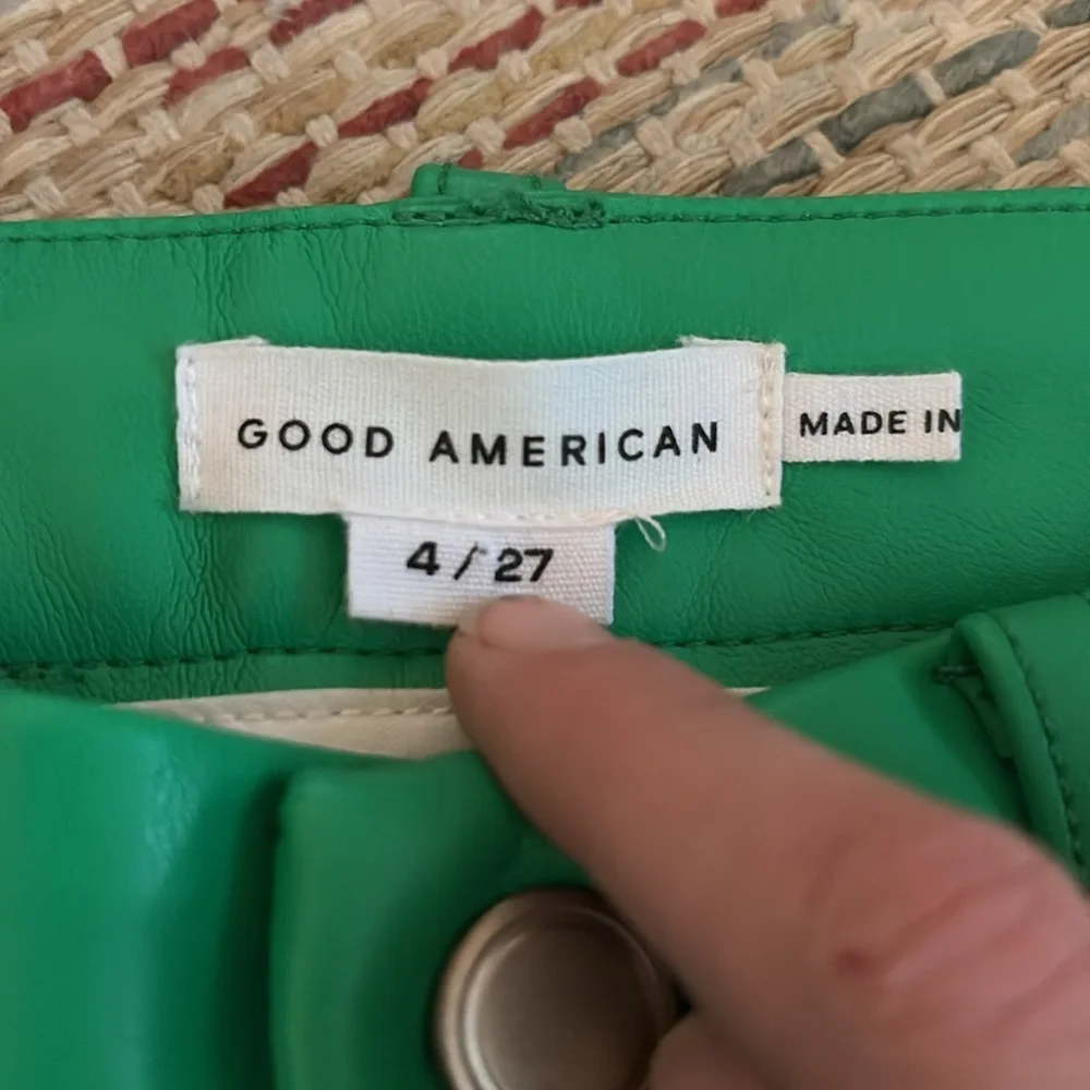 GOOD AMERICAN “Icon Fit” faux leather pants in Kelly green!